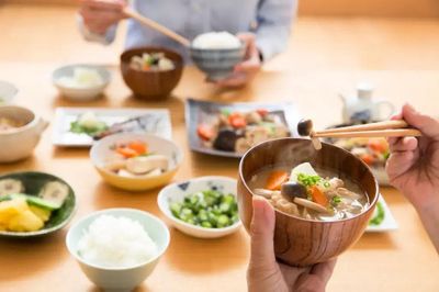 Nên ăn rau, thịt hay cơm trước để giảm 'tàu lượn đường huyết'?