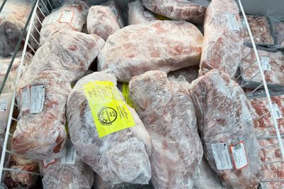 Thịt đông lạnh nhập khẩu ồ ạt về Việt Nam, giá rẻ 'bất ngờ'