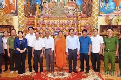Đoàn lãnh đạo Cần Thơ thăm, chúc mừng Lễ Sene Dolta của đồng bào Khmer