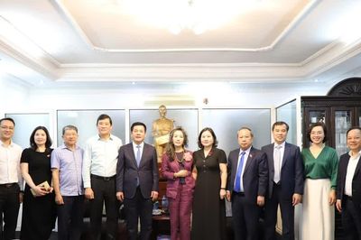 Phó Chủ tịch Quốc hội Nguyễn Hồng Diên thăm, làm việc với Đại sứ quán Việt Nam tại Tanzania