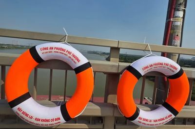 Gắn phao cứu sinh trên cầu Nhật Tân để ứng cứu người gặp nạn