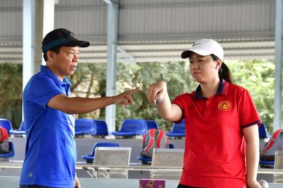 Vận động viên bi sắt của vùng đất sen hồng