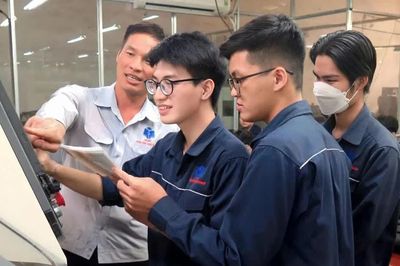 Học phí đại học liên tục tăng cao, vì sao nhiều trường vẫn 'chưa đủ'?