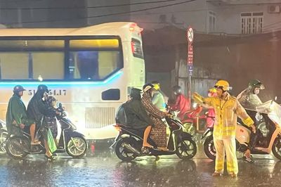 CSGT xuyên đêm hỗ trợ người dân trong mưa lớn