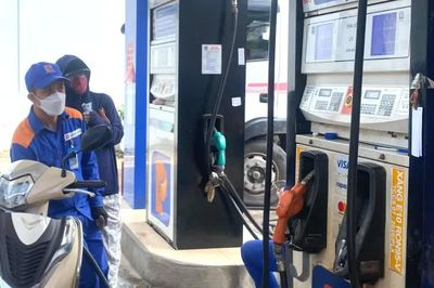 Từ 15 giờ ngày 8-10: Xăng E10RON95-III giá 28.254 đồng/lít