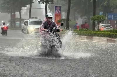 Mưa lớn đúng giờ tan ca, nhiều tuyến đường ở Đồng Nai ngập sâu