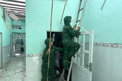 Đồn Biên phòng cửa khẩu cảng Hòn Chông giúp dân khắc phục hậu quả lốc xoáy