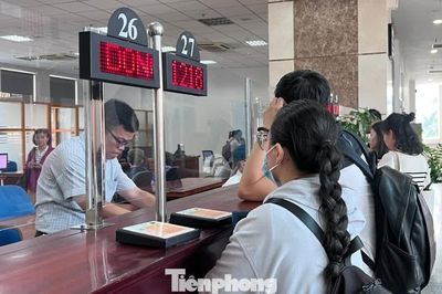 Khổ sở trong vai giám đốc, cú sốc 'tuýt còi' xuất cảnh