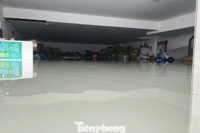 Tầng hầm biệt thự, ngân hàng ở TPHCM ngập sâu, nhiều tài sản ngâm trong nước