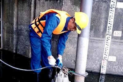 Người thợ bền bỉ khơi thông từng cửa xả được trao danh hiệu 'Công dân Thủ đô ưu tú'