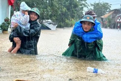 Mưa lớn ngập sâu, Đà Nẵng khẩn cấp di dời gần 100 hộ dân khỏi vùng nguy hiểm