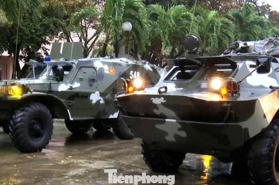 Mưa không ngớt, Đà Nẵng ngừng tham quan bán đảo Sơn Trà, sẵn sàng xe thiết giáp lội nước