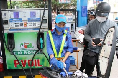 Giá xăng E10 tăng, dầu diesel tiếp tục giảm