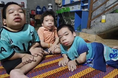 Mẹ nghèo nghẹn ngào nhìn 3 con tàn tật, lần lượt không thể tự đi lại