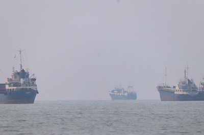 Iran dọa chặn các tuyến đường 'bất hợp pháp' qua eo biển Hormuz