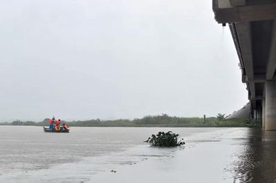 Lật ghe ở Đà Nẵng, vợ bám bao cỏ trôi gần 300m thoát chết, chồng mất tích