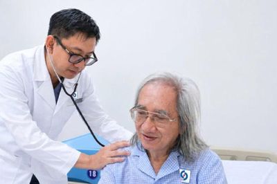 Nhà văn Nhật Chiêu hồi phục sau khi nhồi máu cơ tim lúc dọn sách do mưa ngập