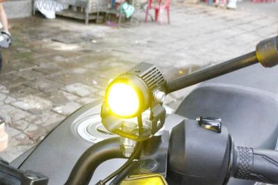 Có nên lắp thêm đèn trợ sáng, còi hoặc phụ kiện điện công suất lớn cho xe máy?