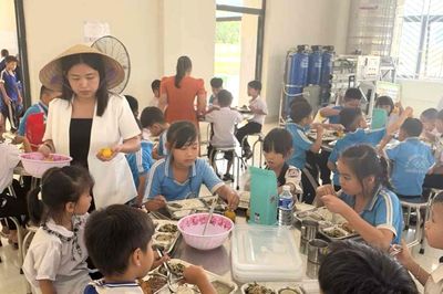 Hiệu trưởng 'dám làm', bữa ăn bán trú học sinh nội trú vùng biên thêm chất