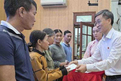 Đoàn đại biểu Quốc hội Tp.Đà Nẵng tặng quà cho người dân xã Xuân Phú