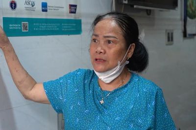 Hầm xe khu dân cư ở Tp.HCM ngập ngang cổ: 'Nước dâng cuồn cuộn như dòng sông'