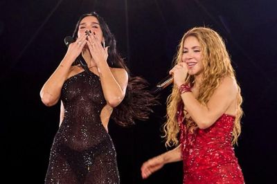 Dua Lipa diện váy xuyên thấu lấp lánh song ca cùng Shakira