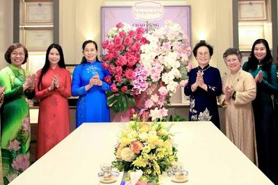 Chủ tịch Hội LHPN Việt Nam Lê Thị Thủy thăm, chúc mừng Hiệp hội Nữ doanh nhân Việt Nam