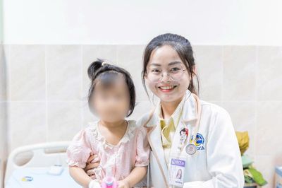 Bé gái 30 tháng tuổi nuốt đinh vít dài 3cm khi đang chơi