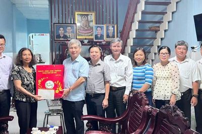 TAND TP Cần Thơ thăm nguyên lãnh đạo Tòa án nhân dịp lễ Sene Dolta