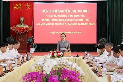 Phó Bí thư Thường trực Thành ủy Nguyễn Thị Hương làm việc với Ban Thường vụ Đảng ủy xã Trung Kênh