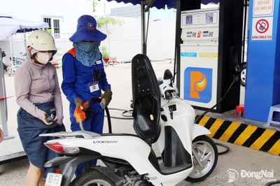 Giá xăng tiếp tục tăng, giá dầu diesel giảm