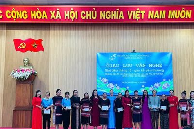 Gia Lai: Phụ nữ 9 xã, phường giao lưu văn nghệ chào mừng Ngày 20-10