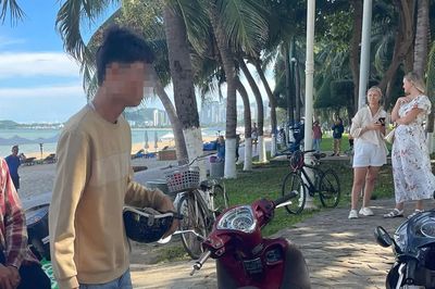 Lực lượng cứu hộ bãi biển kịp thời khống chế đối tượng giật túi xách du khách