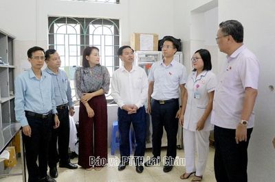 Đoàn Đại biểu Quốc hội tỉnh khảo sát hoạt động y tế cơ sở tại phường Đoàn Kết và xã Tả Lèng