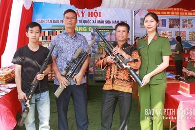 Đổi quà, thu hồi vũ khí