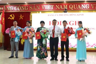 Đảng ủy Phường Đông Kinh công bố các quyết định về công tác cán bộ