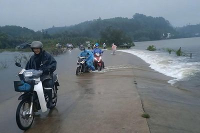 Mưa lớn gây ngập nhiều nơi tại khu kinh tế Dung Quất