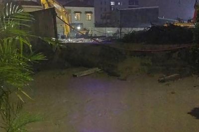 Sau mưa lớn, tường bao công trình xây dựng bị vỡ khiến bùn đất tràn vào nhà dân