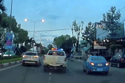 CSGT Gia Lai dùng xe chuyên dụng 'mở đường' hơn 20km đưa người bị đứt lưỡi đi cấp cứu
