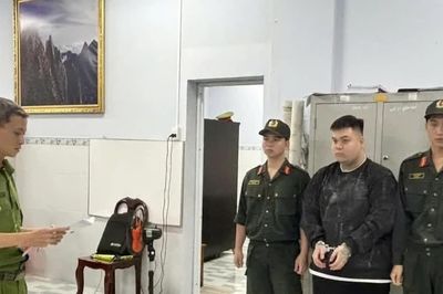Bắt giam đối tượng rút súng bắn chủ nợ trên phố