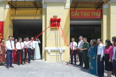 Gắn biển trụ sở làm việc tại 102 Hai Bà Trưng