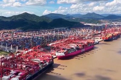 IMF: Kinh tế toàn cầu đứng trước những cú sốc trái chiều