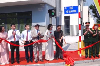 Phường Dương Nội gắn biển tên phố Trung tướng Vũ Nam Long