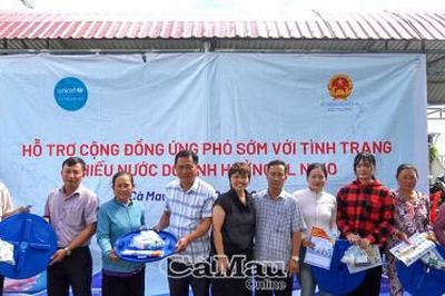 Trao tặng 200 bồn chứa nước cho người dân xã Khánh Lâm