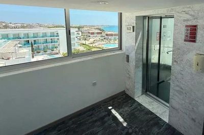 Đặt con trai 2 tuổi lên bệ cửa sổ tầng 4 để ngắm cảnh, diễn biến tiếp theo khiến người cha ân hận cả đời