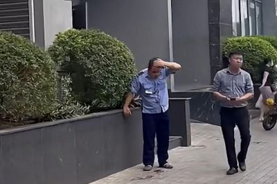 Nam bảo vệ bị thanh sắt từ tầng 3 rơi trúng đầu, nữ nhân viên tạp vụ liên quan thế nào?