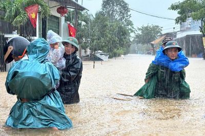 Đà Nẵng mưa trắng trời, nhiều nơi ngập sâu, giao thông chia cắt