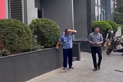 Nguyên nhân thanh sắt từ tầng cao rơi trúng đầu nam bảo vệ ở Hà Nội