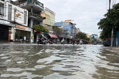 Nhà cửa chìm trong nước, khu biệt thự ở TP.HCM dùng máy bơm vẫn chưa thoát ngập