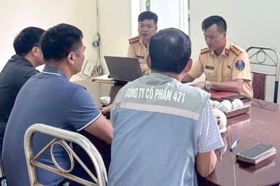 Phạt công ty để máy thi công không gắn cảnh báo trên cao tốc Nội Bài - Lào Cai